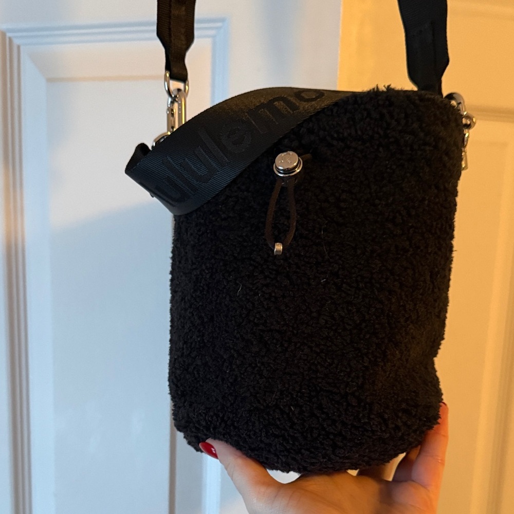 Lululemon Crossbody Fleece Bucket Bag 2.5L - Picture 5 of 8